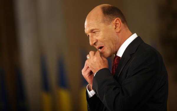 Şi Băsescu nu mai vine. Udrea i-a întins degeaba covor roşu la intrarea în PMP. Fostul preşedinte nu s-a dus la sediul partidului