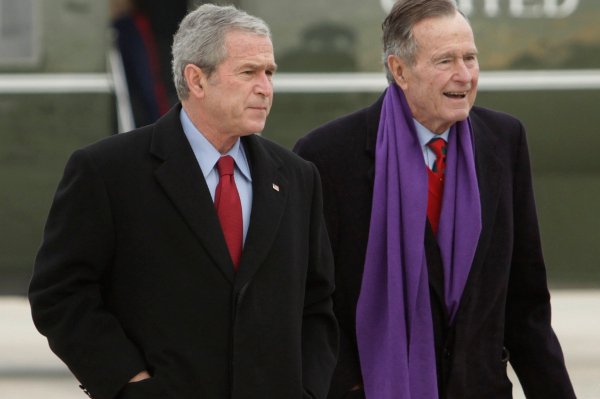 Fostul preşedinte american, George Bush, internat de urgenţă în această noapte. &quot;Nu putea să respire&quot;
