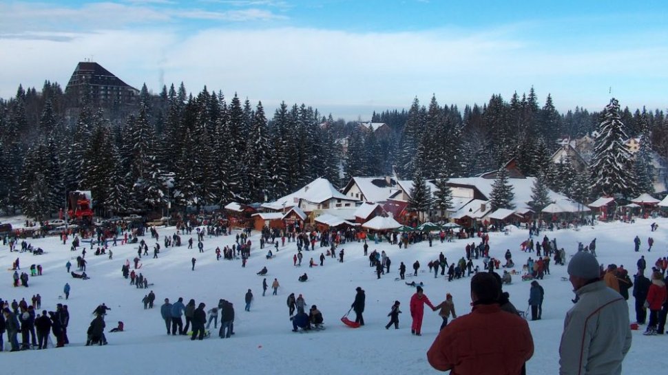 Mii de turişti au umplut staţiunile de pe Valea Prahovei. Chiar dacă nu a nins, pe pârtii se poate schia