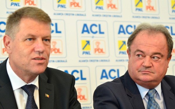 Klaus Iohannis şi-ar putea SCHIMBA ECHIPA. Ce anunţă 2015 pentru politicienii din România