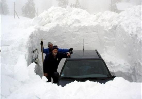 Peste 15.000 de vehicule, blocate în Alpii francezi din cauza zăpezii