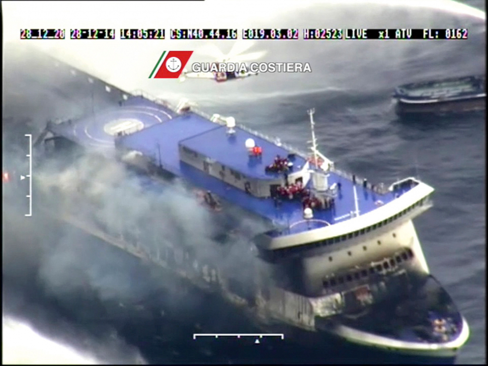 Toţi pasagerii feribotului Norman Atlantic, cuprins de flăcări în largul Albaniei, au fost evacuaţi