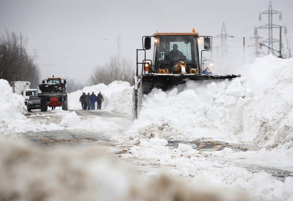 Zeci de maşini, blocate în troiene. Vecinii bulgari şi moldoveni se luptă cu zăpezi mari