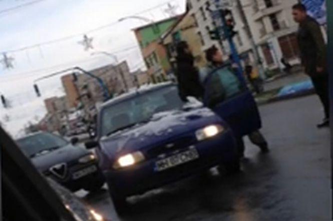 Bătaie în plină stradă, la Drobeta-Turnu Severin, între doi şoferi