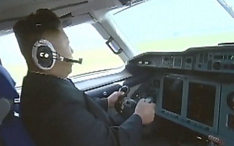 IMAGINI cu liderul nord-coreean Kim Jong-un la manşa unui avion. Televiziunea de stat: L-a pilotat de unul singur!