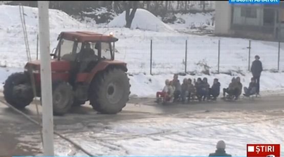 Distracţie periculoasă: Sănii trase de un tractor pe străzile unei localităţi din Mehedinţi