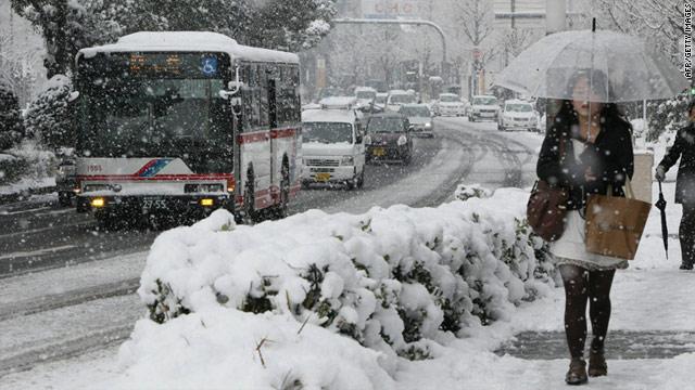 Iarnă grea în Japonia. Câteva şosele au fost temporar blocate de troiene şi polei, iar traficul feroviar a fost perturbat