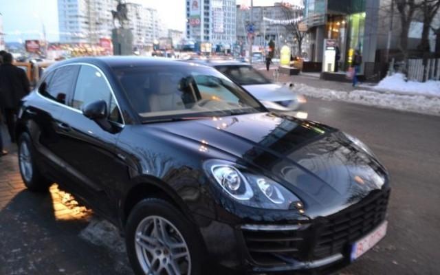 IMAGINILE care nu mai au nevoie de niciun COMENTARIU. Cine s-a dat jos din acest BOLID de 75.000 de euro: "Ar trebui să fie cei mai UMILI oameni" 289626