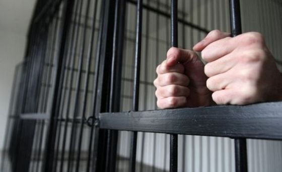 Arestat pentru furt, în Italia, un tânăr român s-a SINUCIS în baia penitenciarului, după ce familia l-a respins