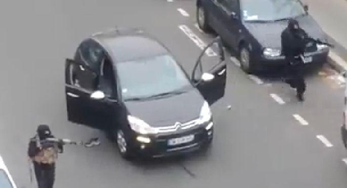 ATENTAT TERORIST în centrul Parisului. Cel puţin 12 persoane au fost UCISE în redacţia ziarului Charlie Hebdo (VIDEO)
