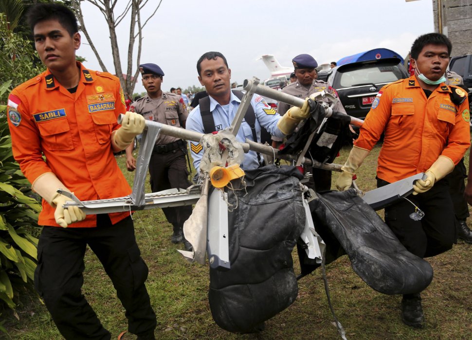 Indonezia: Coada avionului AirAsia a fost găsită în marea Java 