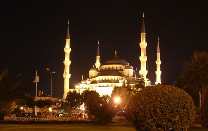 O femeie s-a aruncat în aer lângă Moscheea Albastră din Istanbul