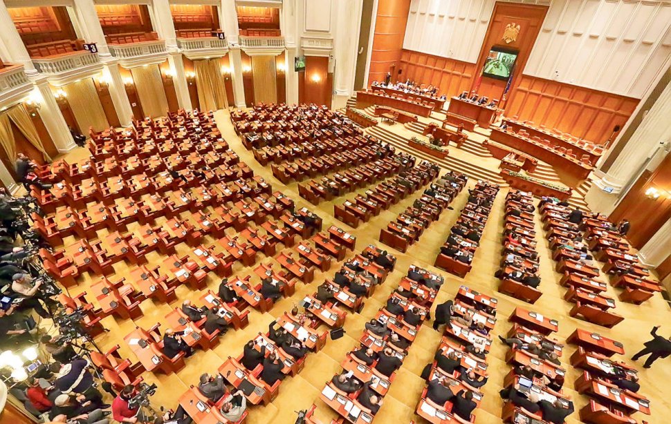 Parlamentarii nu se grăbesc să se întoarcă la muncă. Şi-au prelungit vacanţa până în februarie