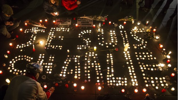 &quot;Cum să nu plângi?&quot; Sute de persoane au ieşit în stradă în SUA şi Canada pentru a denunţa atentatul împotriva Charlie Hebdo  #jesuischarlie