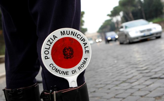Poliţiştii italieni au lăsat Roma pe mână chefliilor. 83% dintre ei s-au dat BOLNAVI şi n-au venit la muncă