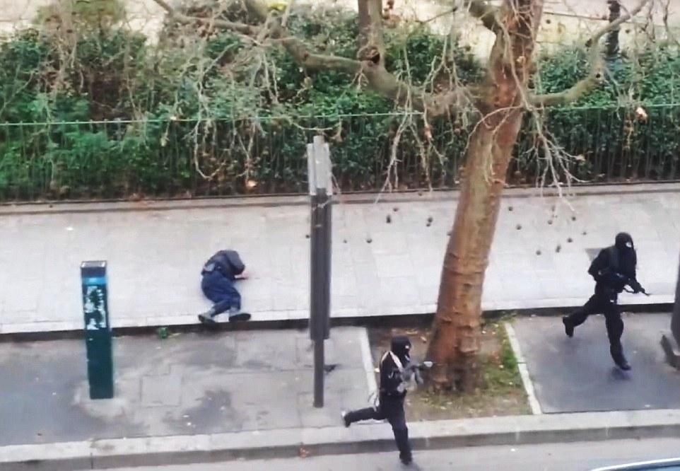 "Vrei să mă OMORI?" Momentul cutremurător, surprins de camerele de supraveghere, în care TERORIŞTII împuşcă un poliţist  #jesuischarlie 290123