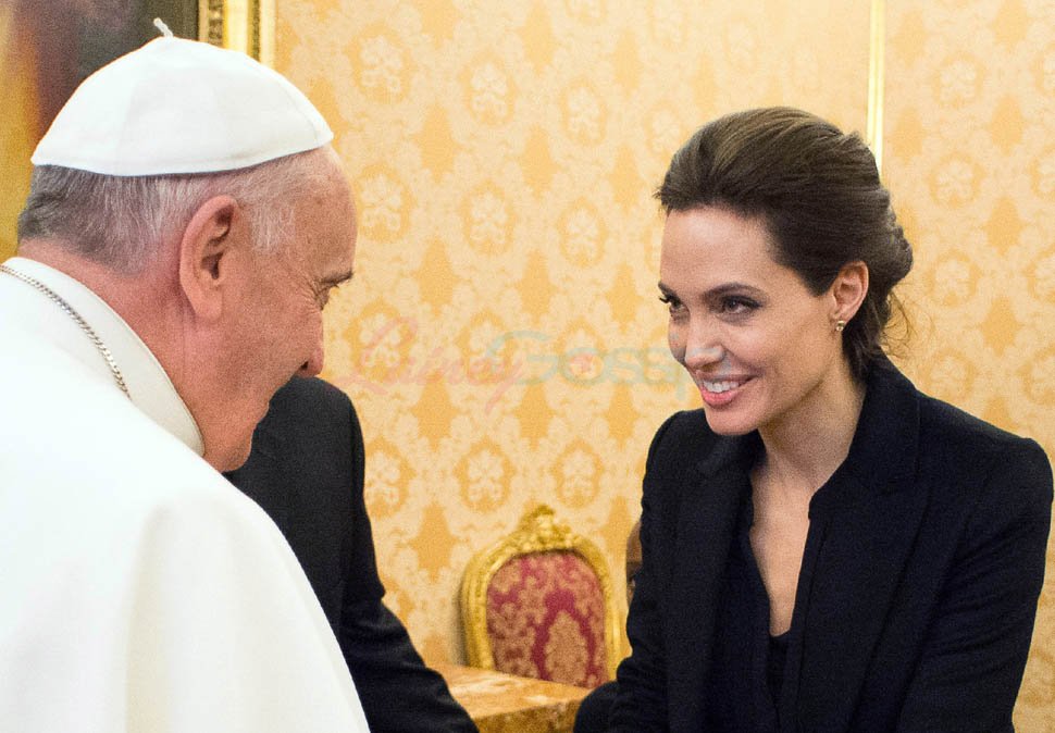 Întâlnire surpriză pentru Angelina Jolie. Se afla la Vatican şi însuşi Papa Francisc a venit la ea