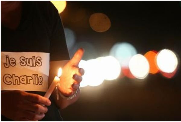 Jurnaliștii clujeni au aprins lumânări în memoria colegilor de la Charlie Hebdo 