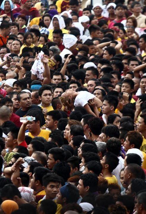 2 morţi şi 1.000 de răniţi, în urma unei procesiuni religioase în Manila 290499