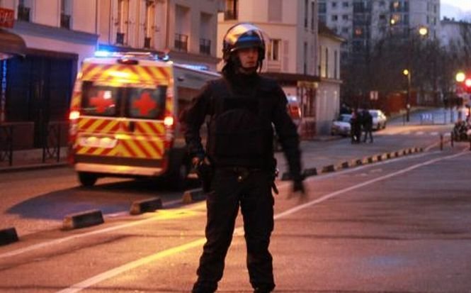 Un poliţist care ancheta atentatul de la Charlie Hebdo s-a sinucis 