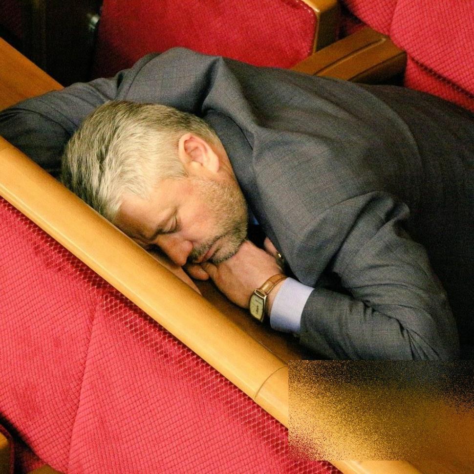 Ce făcea această DEPUTATĂ în plenul Parlamentului. "Mi-e ruşine" 290791