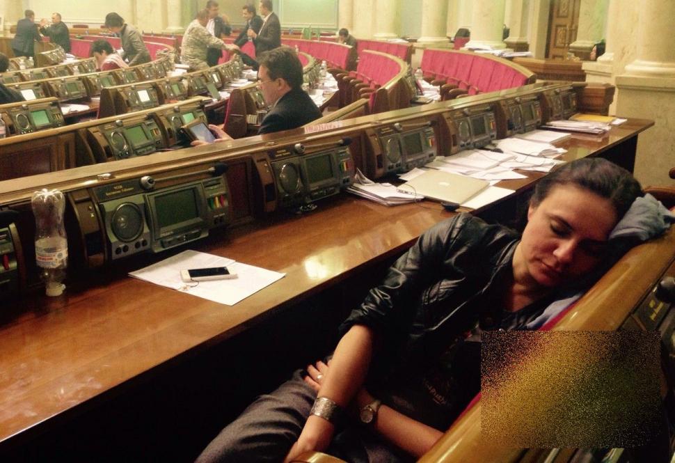 Ce făcea această DEPUTATĂ în plenul Parlamentului. "Mi-e ruşine" 290795