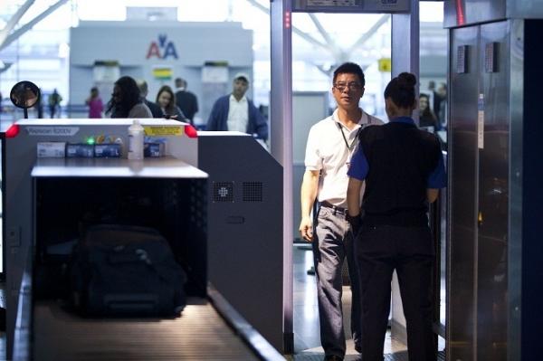 Cum l-au prins poliţiştii pe acest chinez, în AEROPORT. Ce s-a întâmplat la detectorul de metale