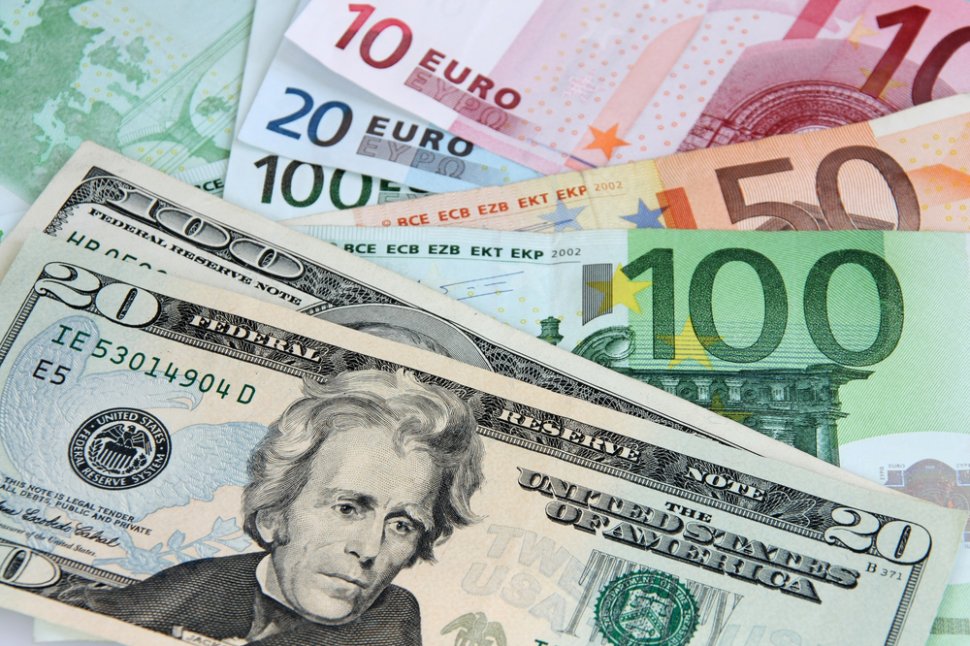 Dolarul câştigă tot mai mult teren în faţa euro
