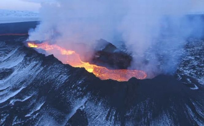 Islanda oferă un spectacol rar. Cel mai mare câmp de lavă din ultimii 200 de ani, acoperă o suprafaţă mai mare decât Manhattan (VIDEO)