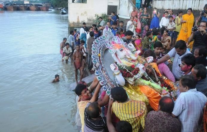 Peste 100 de CADAVRE descoperite pe fluviul Gange