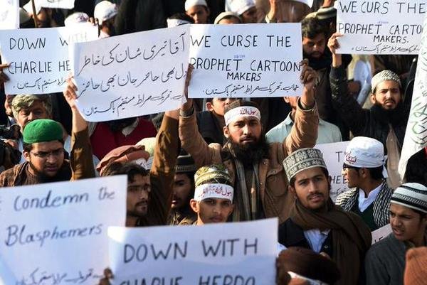 &quot;MOARTE blasfematorilor!&quot; Musulmanii din întreaga lume protestează faţă de ultimul număr Charlie Hebdo. În Pakistan au loc ciocniri violente cu forţele de ordine
