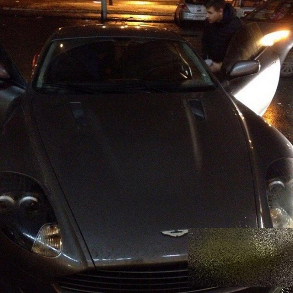 A făcut praf maşina de 150.000 de euro pe care o primise cu trei zile în urmă. Reacţia puştiului de bani gata e fantastică 291464