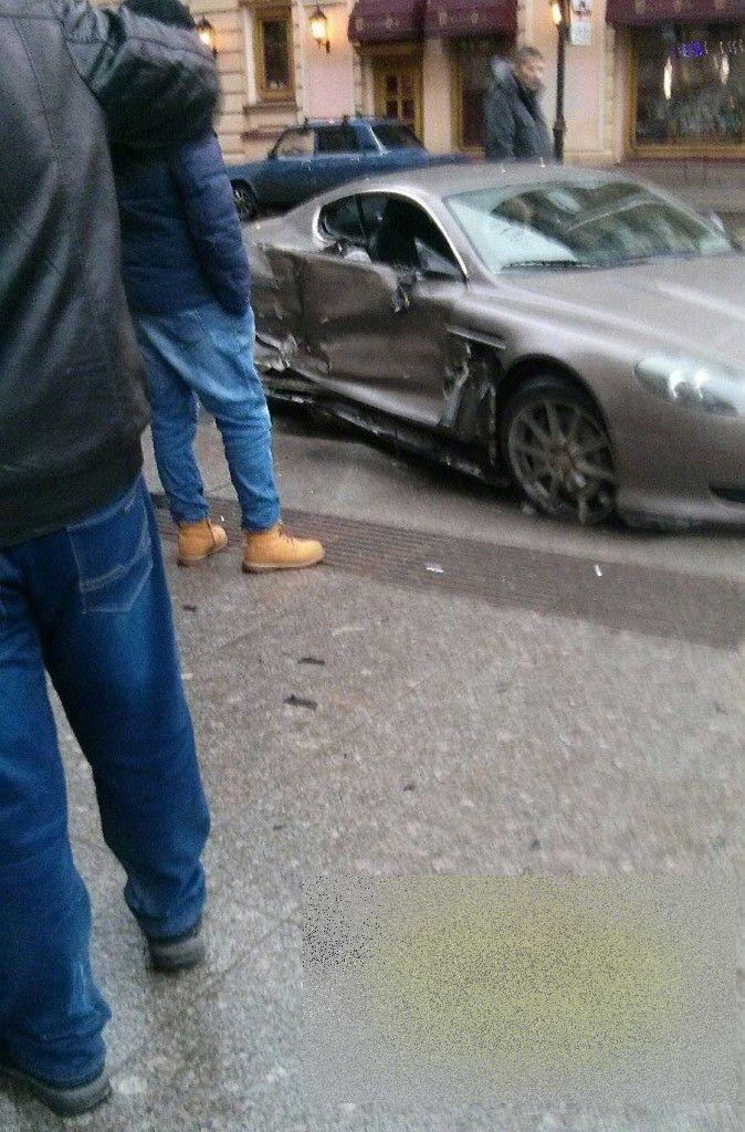 A făcut praf maşina de 150.000 de euro pe care o primise cu trei zile în urmă. Reacţia puştiului de bani gata e fantastică 291466