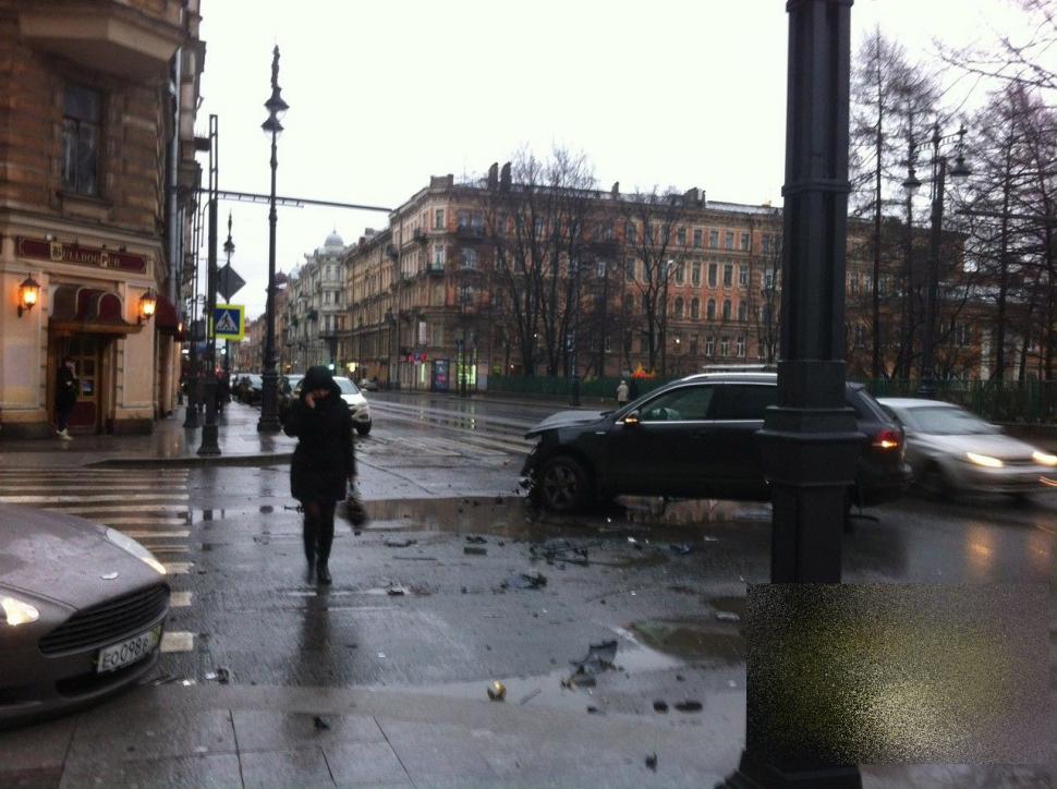 A făcut praf maşina de 150.000 de euro pe care o primise cu trei zile în urmă. Reacţia puştiului de bani gata e fantastică 291467