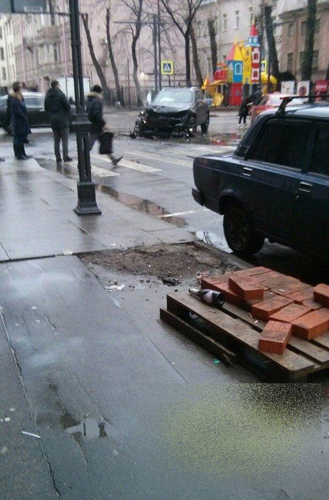 A făcut praf maşina de 150.000 de euro pe care o primise cu trei zile în urmă. Reacţia puştiului de bani gata e fantastică 291468