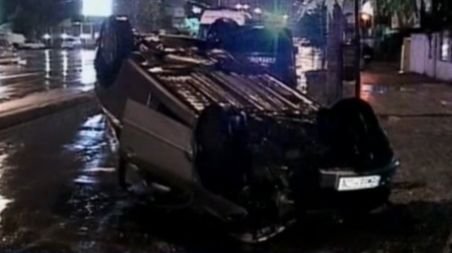 Accident spectaculos pe străzile Capitalei. S-a dat cu maşina peste cap, după ce a lovit refugiul de tramvai. Autoturismul a explodat