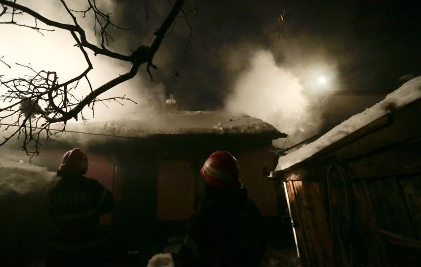 Un poliţist din Constanţa a sărit în flăcări pentru a salva locuinţa unor bătrâni: &quot;Până la ziuă ardeam ca şoarecii în casă dacă nu era el&quot;