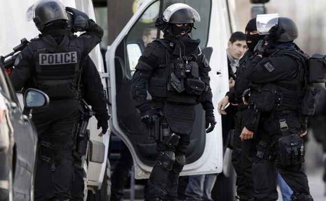 5 ruşi au fost arestaţi în Franţa pentru că plănuiau un atac terorist