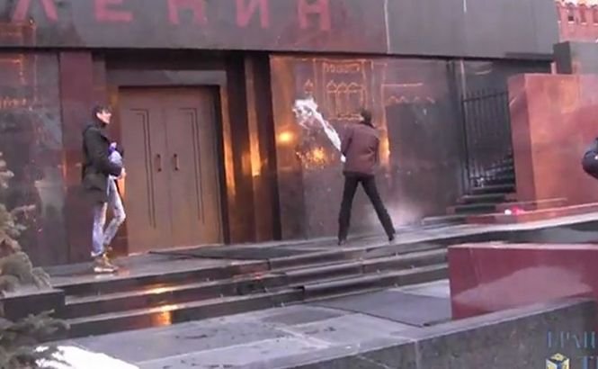 &quot;RIDICĂ-TE ŞI DISPARI!&quot;. Doi ruşi au încercat să EXORCIZEZE Mausoleul lui Lenin din Moscova (VIDEO)