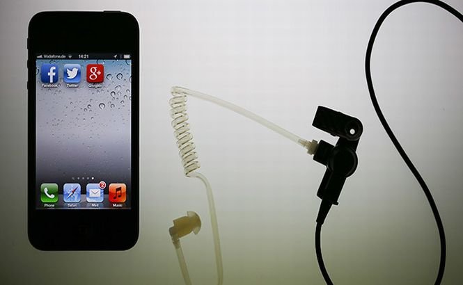 Snowden EVITĂ să foloseasacă iPhone din motive de securitate. &quot;El are un telefon simplu, fără conexiune la internet&quot;