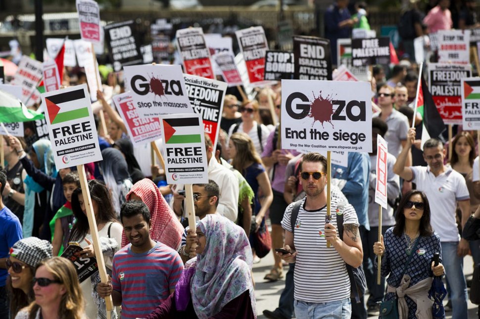Sute de persoane, la un miting contra revistei Charlie Hebdo desfăşurat în Fâşia Gaza