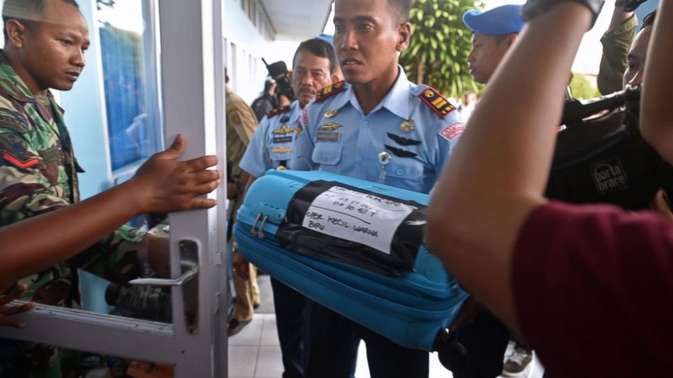 Alarmele avionului AirAsia &quot;răsunau&quot; înainte de prăbuşirea în Marea Java, afirmă un anchetator