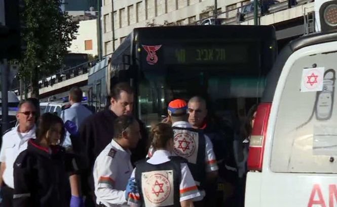 Cel puţin 9 israelieni au fost înjunghiaţi într-un autobuz din Tel Aviv. Palestinianul care i-a atacat a fost împuşcat şi reţinut