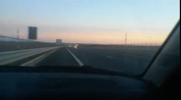 Inconştienţă fără limite din partea unui şofer. S-a filmat în timp ce mergea cu viteză, pe CONTRASENS, pe autostrada Timişoara-Arad