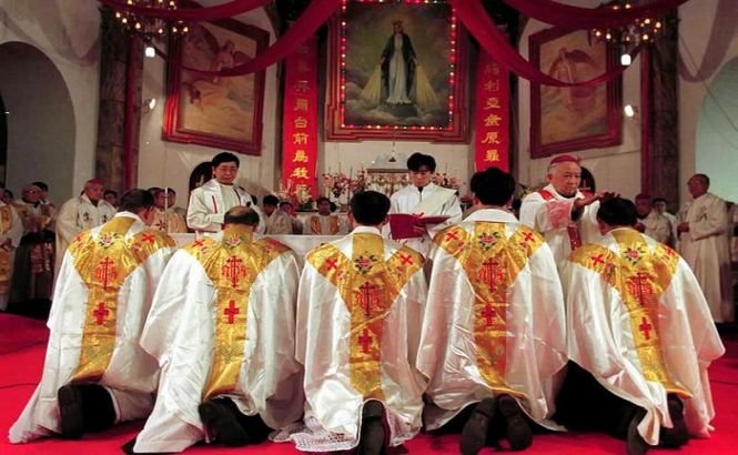 Beijingul ignoră Vaticanul şi consacră de la sine putere noi episcopi în ierarhia bisericii catolice chineze