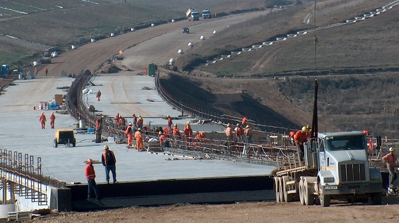 Ce se află în spatele demarării construcţiei la autostrada Comarnic-Braşov. Premierul: &quot;Am putea începe construcţia în luna februarie&quot;