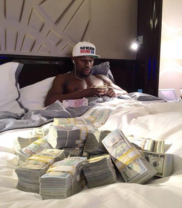 Cine era în pat lângă acest morman de bani: "Asta e viaţa pe care o duc zi de zi" 292187