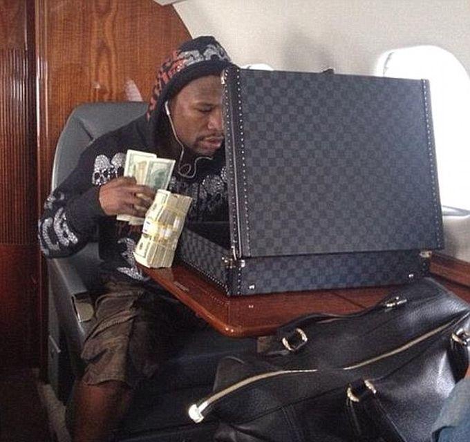 Cine era în pat lângă acest morman de bani: "Asta e viaţa pe care o duc zi de zi" 292193