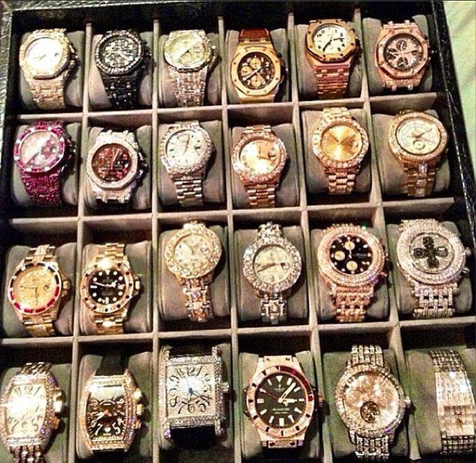 Cine era în pat lângă acest morman de bani: "Asta e viaţa pe care o duc zi de zi" 292195