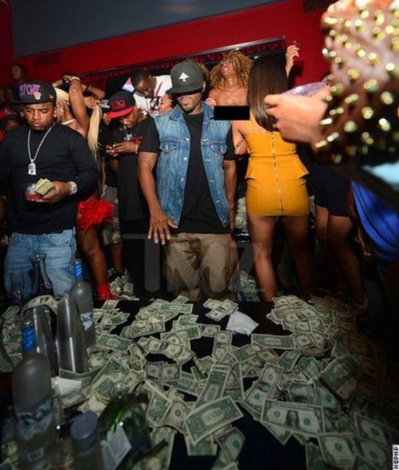 Cine era în pat lângă acest morman de bani: "Asta e viaţa pe care o duc zi de zi" 292199